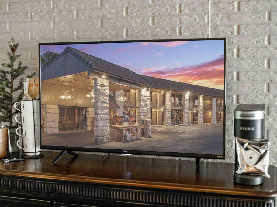 Stonegate Lodge King Bed Wifi Roku Tv Salt Water Pool Room #203 Eureka Springs Eksteriør billede