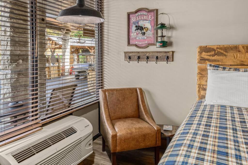 Stonegate Lodge King Bed Wifi Roku Tv Salt Water Pool Room #203 Eureka Springs Eksteriør billede