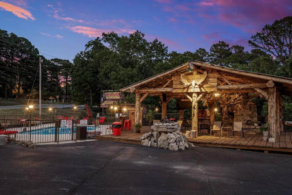 Stonegate Lodge King Bed Wifi Roku Tv Salt Water Pool Room #203 Eureka Springs Eksteriør billede